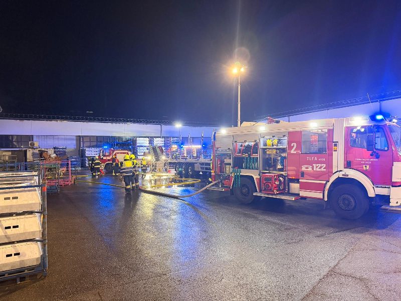 Großbrand in Lackieranlage eines Industriebetriebes in Villach – Rund 100 Einsatzkräfte verhinderten Ausbreitung (Bild 2)